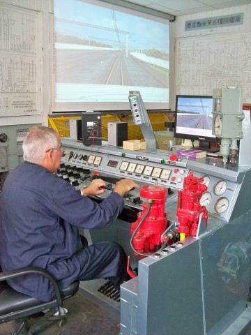 тренажер машиниста локомотива ЧС7 в локомотивном депо 